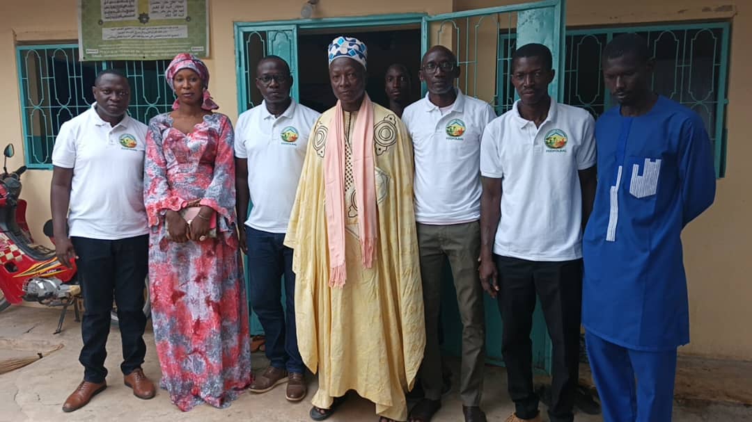 Photo de famille avec une autorité coutumière